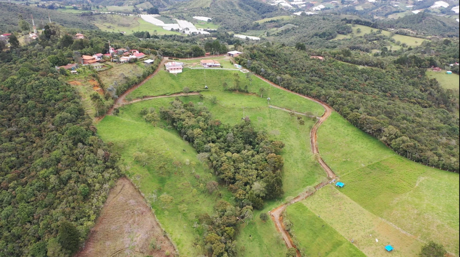 Vista aérea del terreno y su entorno rural en Guarne